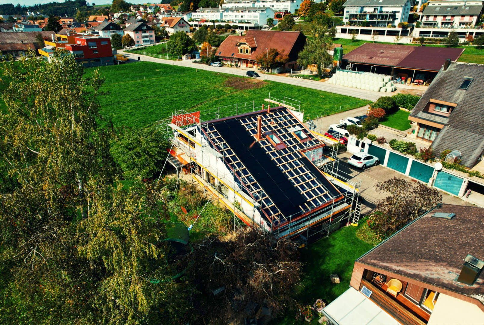 Solargerüst an einem Einfamilienhaus in der Region Thun – Foto: KUGE Bau AG