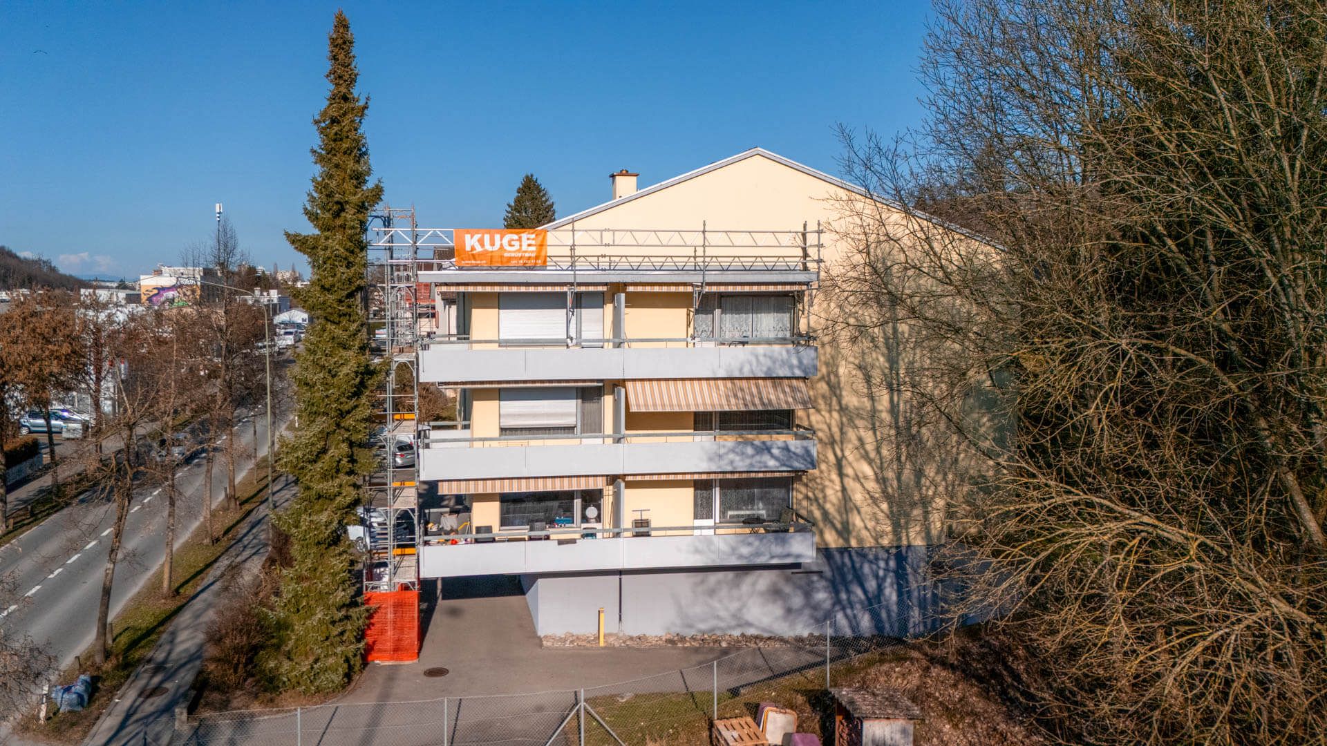 Fassadengerüst an einem Mehrfamilienhaus in der Region Thun – Foto: KUGE Bau AG