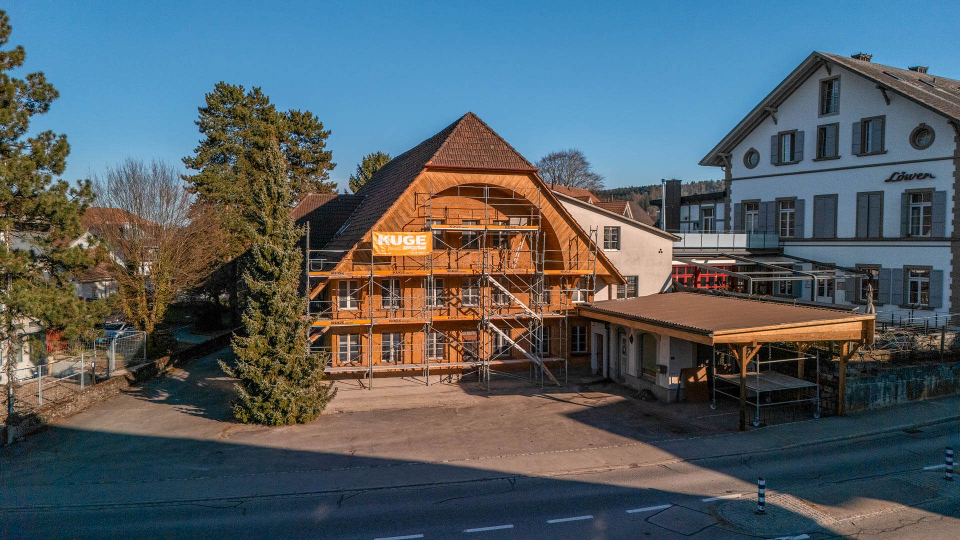 Gerüstbau in Thun – Fassadengerüst an einem Gebäude in der Region. Foto: KUGE Bau AG