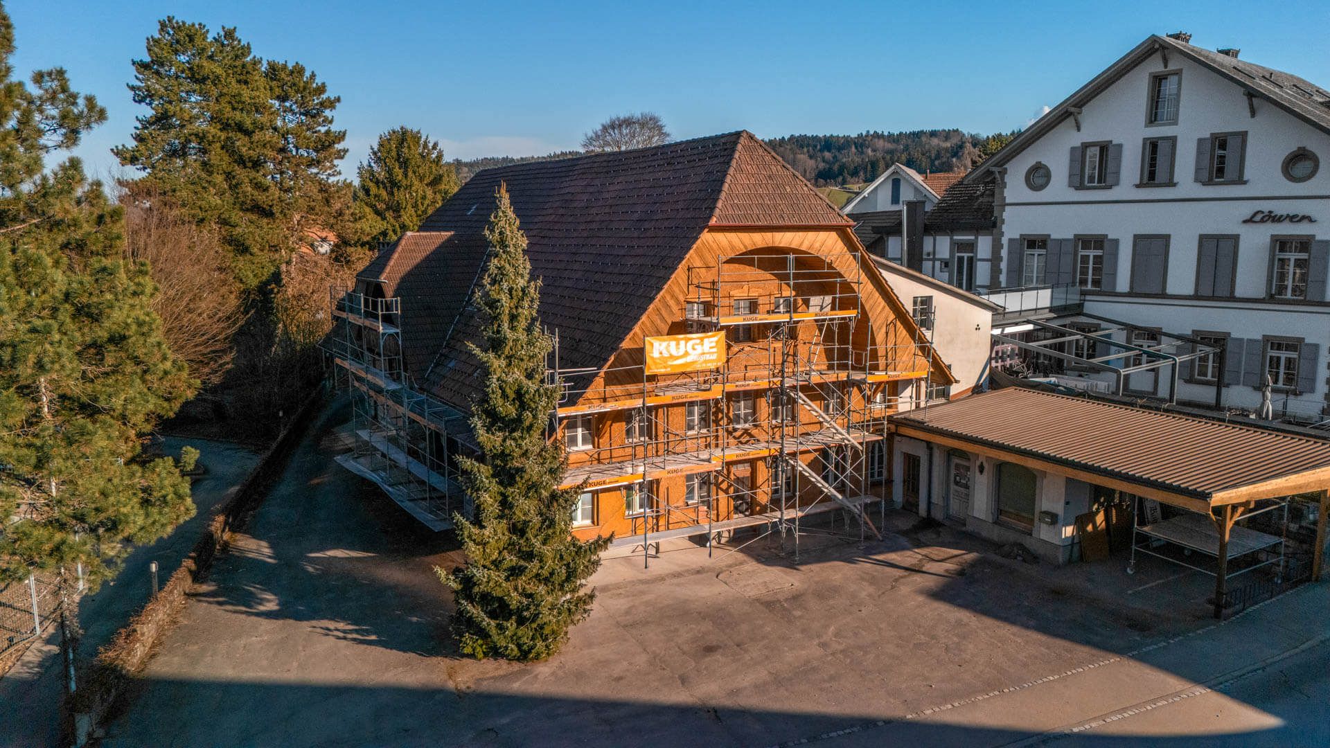 Gerüst mieten für ein Wohnhaus in der Region Thun – Foto: KUGE Bau AG