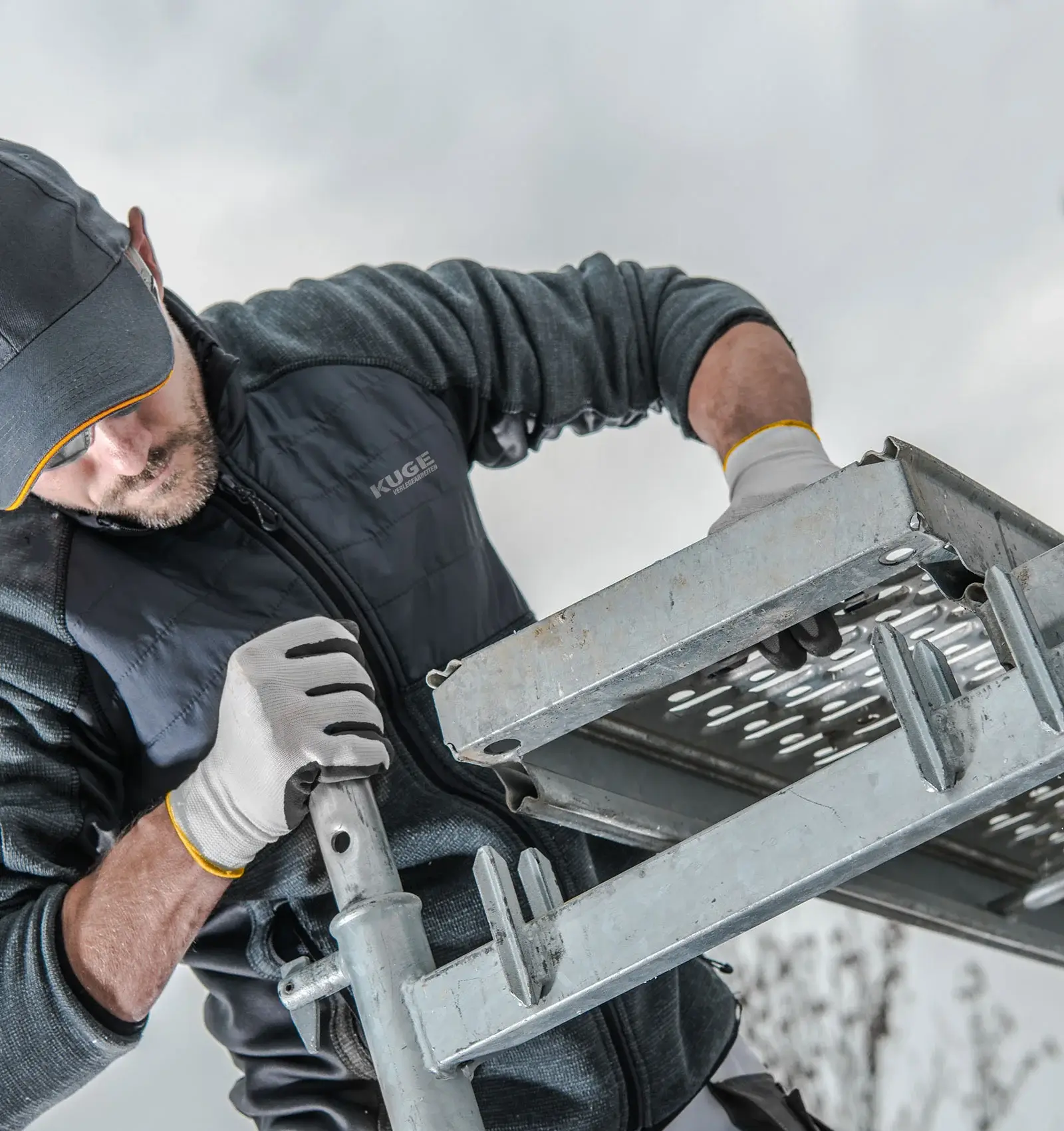 Gerüstbau-Team und Fuhrpark in Flamatt für Express-Einsätze in der Region Thun – Foto: KUGE Bau AG