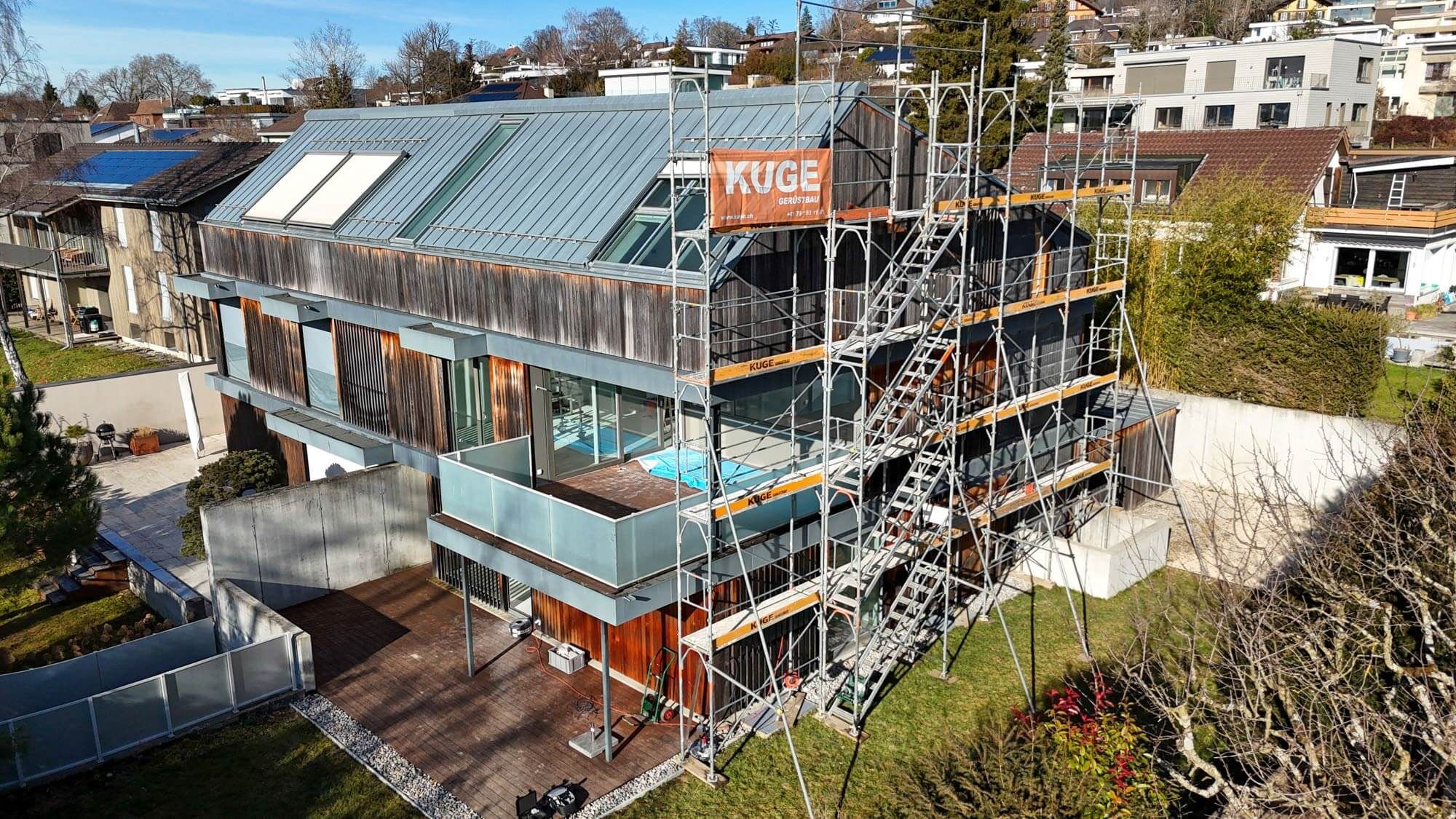 Fassadengerüst in Thun – Montage an einem Mehrfamilienhaus. Foto: KUGE Bau AG