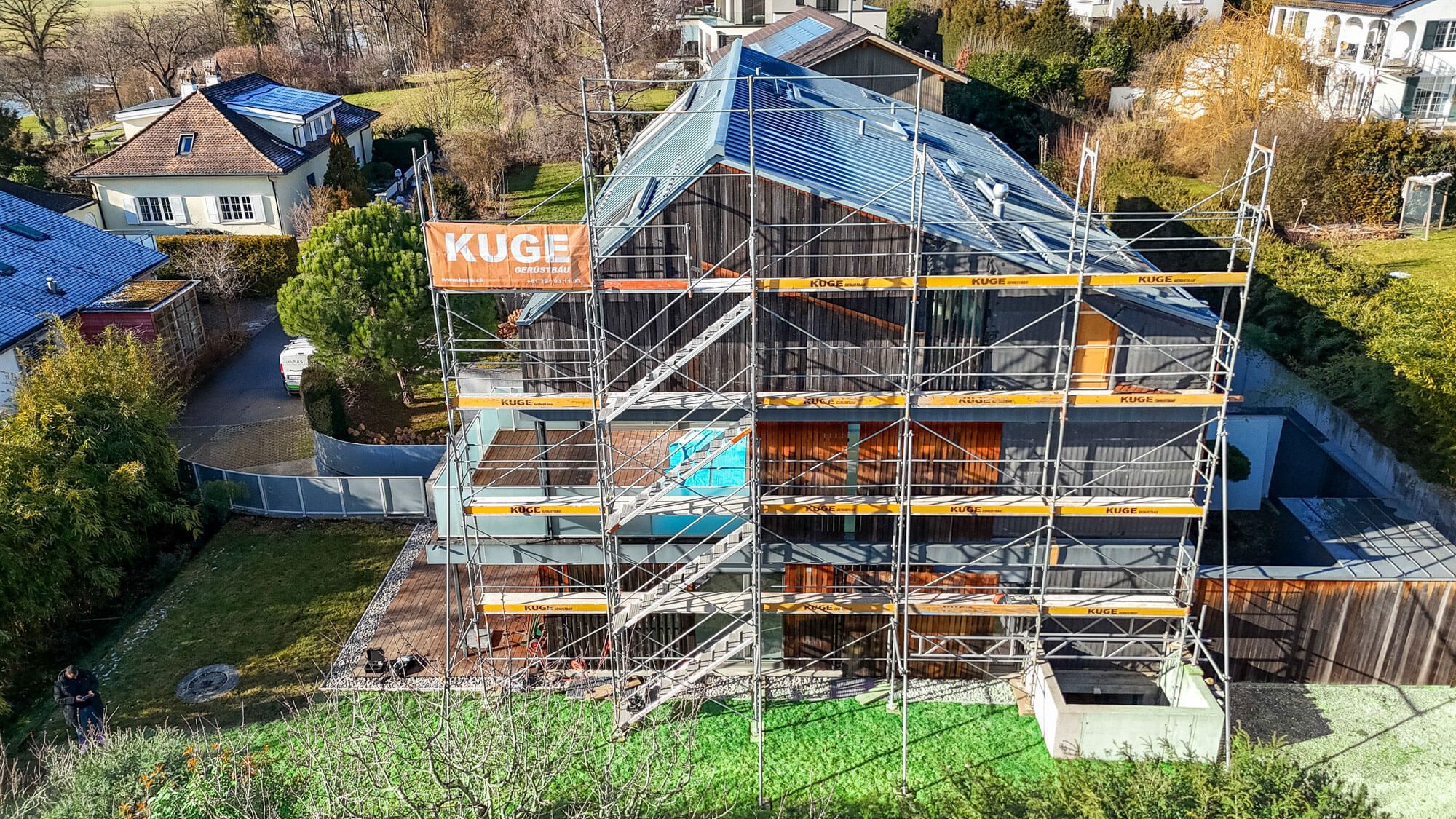Gerüstbau an einer Fassade in der Region Thun – Foto: KUGE Bau AG