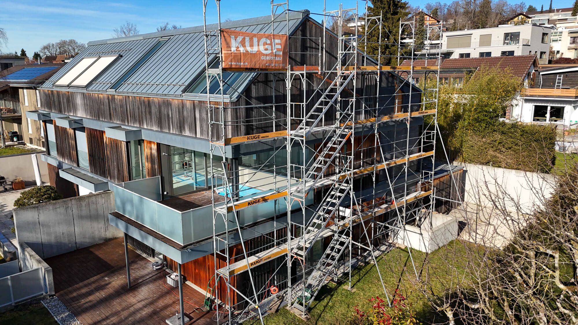 Gerüstbau Thun – Fassadengerüst auf einer Baustelle im Berner Oberland. Foto: KUGE Bau AG