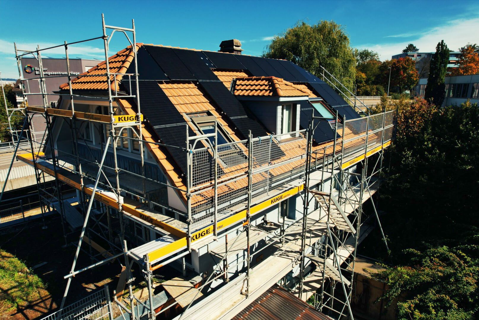 Solargerüste in der Region Thun – Foto: KUGE Bau AG