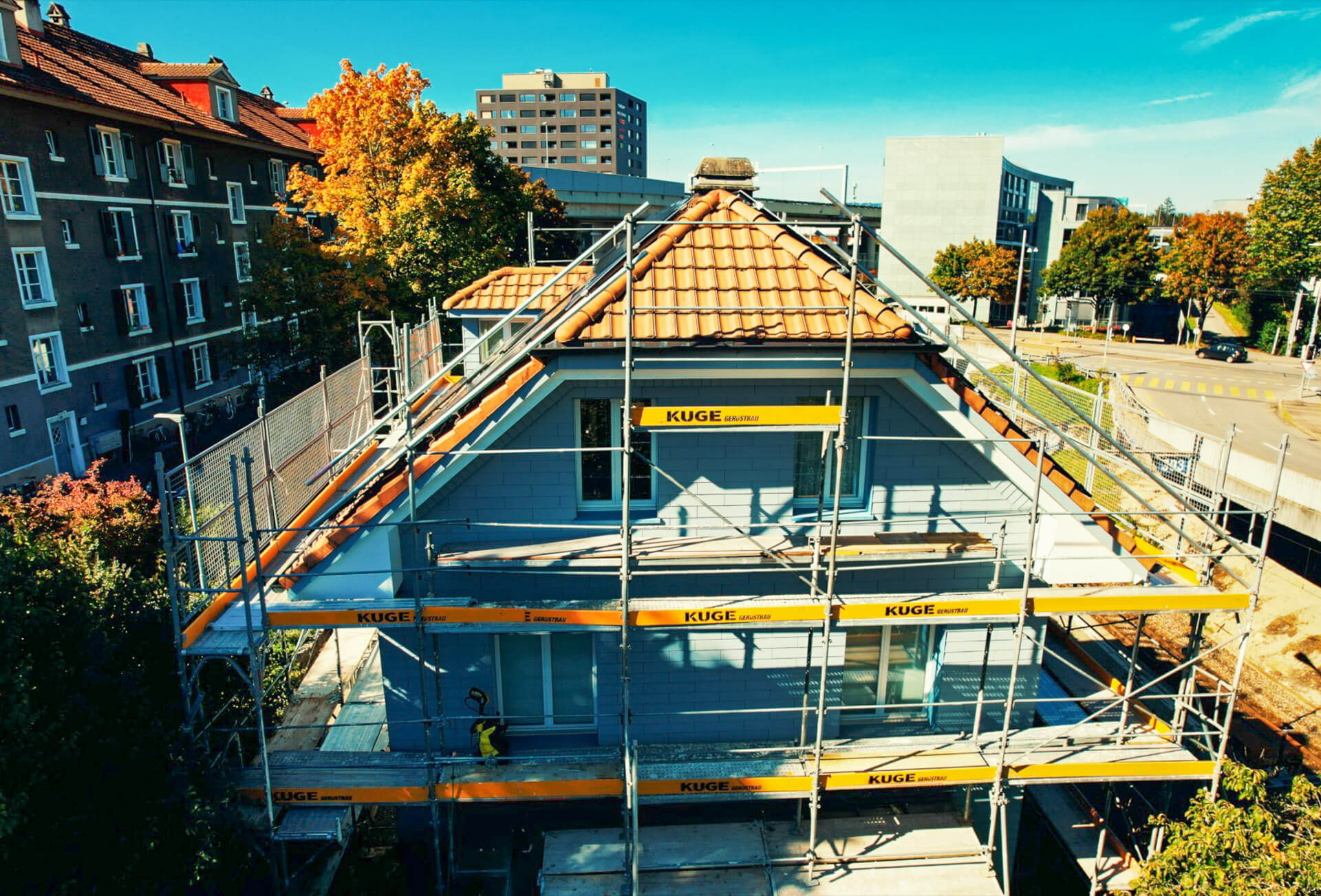 Gerüstbau Freiburgstrasse – Solargerüst und Fassadengerüst – Foto: KUGE Bau AG