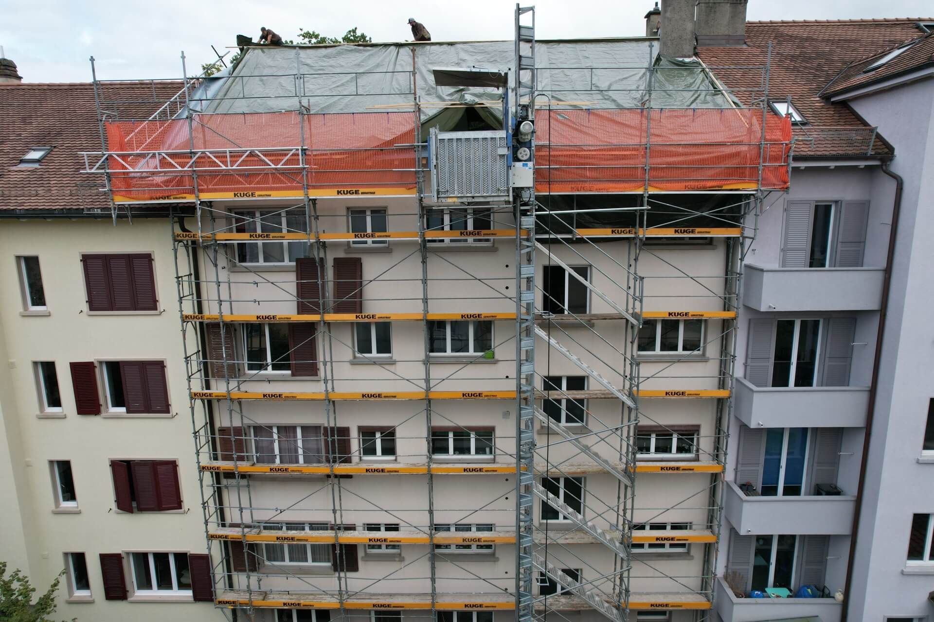 Fassadengerüst + Material-Aufzug Morillonstrasse – Foto 3 – KUGE Bau AG